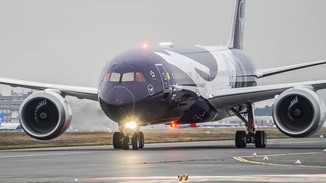 Die Lufthansa schickt zum 100. Jahrestag sechs Jets in einer Sonderlackierung auf die Strecke.  - Bild: Andreas Arnold/dpa