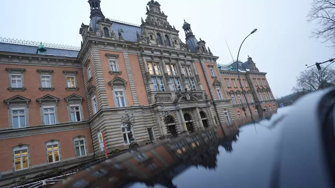 Der Prozess gegen die mutmaßlichen Mitglieder einer rechtsextremistischen Terrorzelle soll im Hamburger Strafjustizgebäude stattfinden. (Archivbild) - Bild: Marcus Brandt/dpa