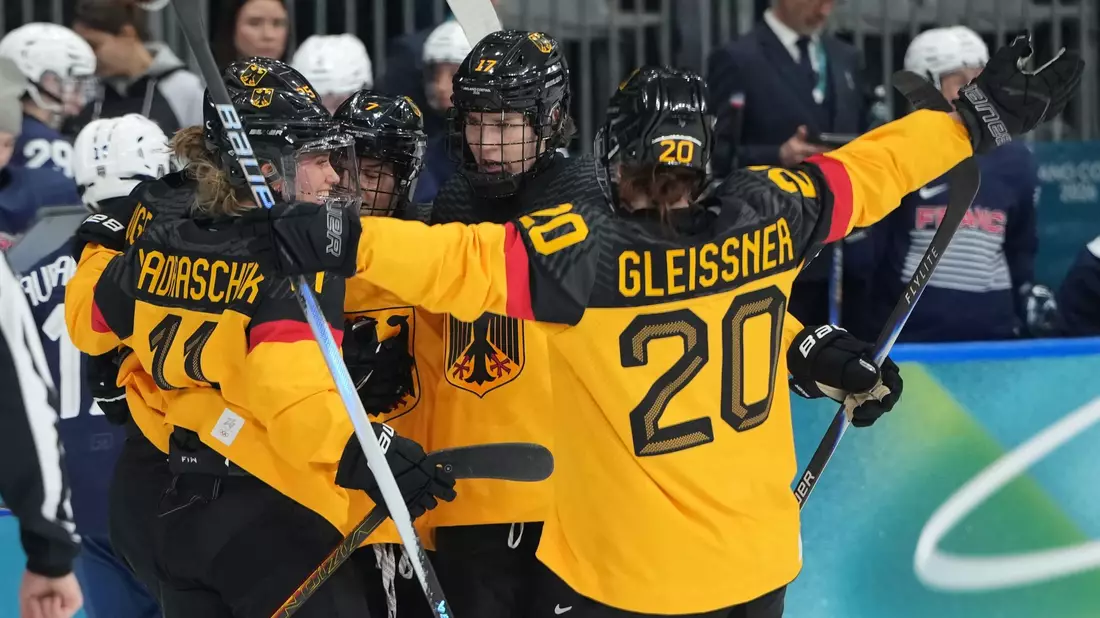 Gute Laune: Das DEB-Team um Kapitänin Daria Gleißner feiert Torschützin Laura Kluge nach dem 1:0. - Bild: Carolyn Kaster/AP/dpa