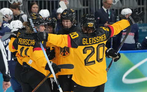 Gute Laune: Das DEB-Team um Kapitänin Daria Gleißner feiert Torschützin Laura Kluge nach dem 1:0. - Foto: Carolyn Kaster/AP/dpa