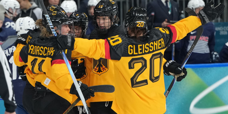 Gute Laune: Das DEB-Team um Kapitänin Daria Gleißner feiert Torschützin Laura Kluge nach dem 1:0. - Foto: Carolyn Kaster/AP/dpa