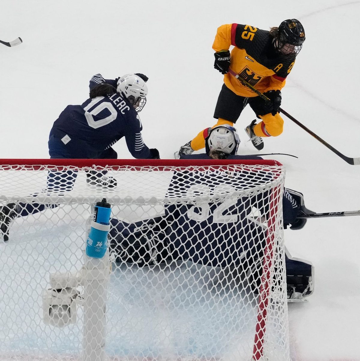 Das DEB-Team kam immer wieder gefährlich vors Tor. - Foto: Darko Bandic/Pool AP/AP/dpa