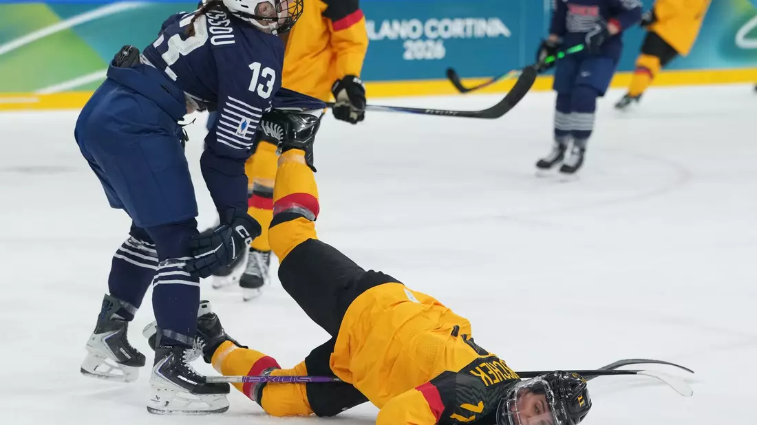 Die Eishockey-Frauen um Nicola Hadraschek-Eisenschmid hatten mehr Mühe als erwartet. - Bild: Carolyn Kaster/AP/dpa