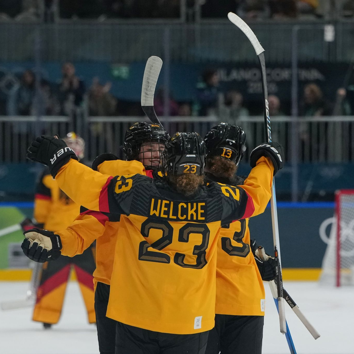 Nina Jobst-Smith feiert das 2:1 mit Lilli und Luisa Welcke. - Foto: Carolyn Kaster/AP/dpa