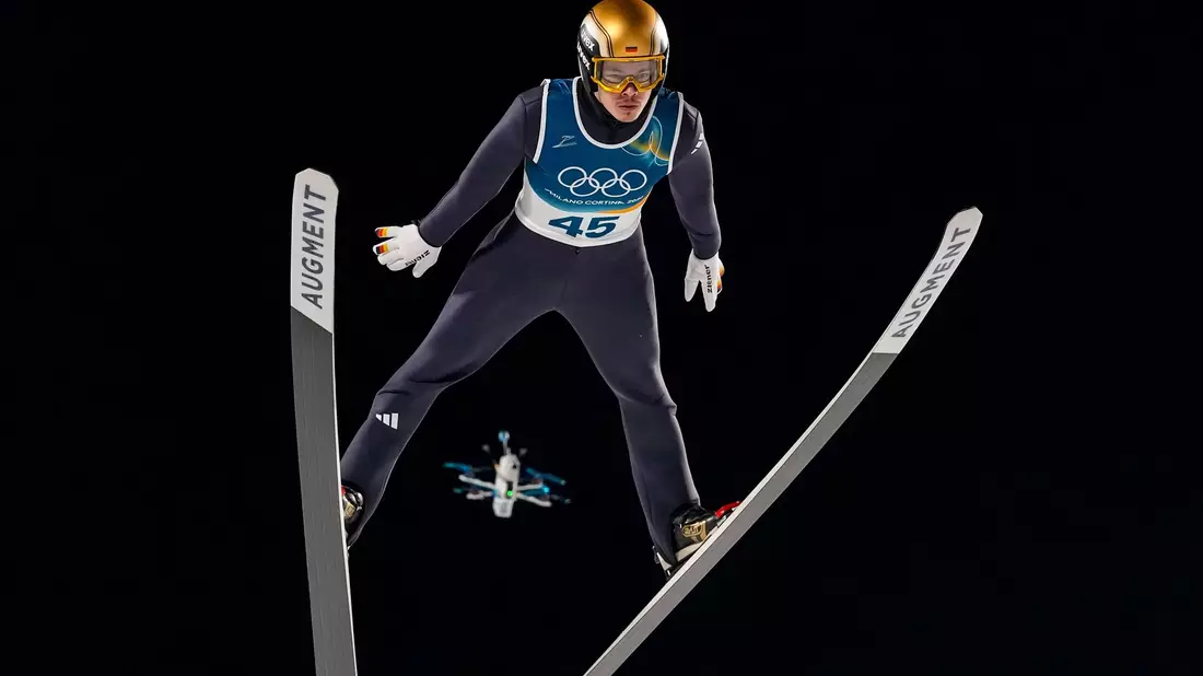 Philipp Raimund kommt mit der Olympia-Schanze bestens klar. - Bild: Kirsty Wigglesworth/AP/dpa