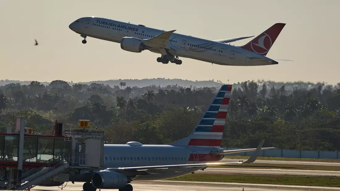 Wegen des US-Ölembargos hat Kuba unter anderem Sparmaßnahmen die Betankung von Flugzeugen ausgesetzt.  - Bild: Ramon Espinosa/AP/dpa