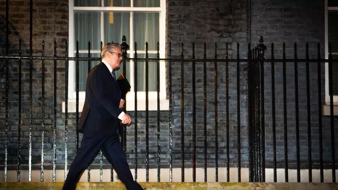 Premier Starmer gab sich vor seiner Fraktion kämpferisch - und bekam dafür viel Applaus. - Bild: James Manning/PA Wire/dpa