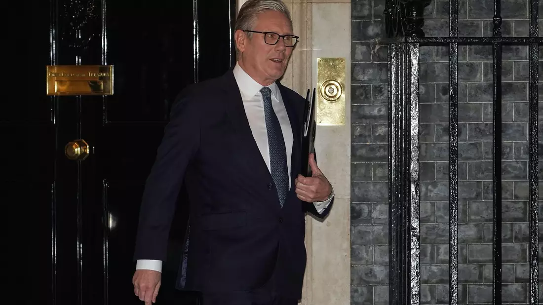 Der Regierungschef ist durch den Epstein-Skandal schwer angeschlagen. - Bild: Alberto Pezzali/AP/dpa