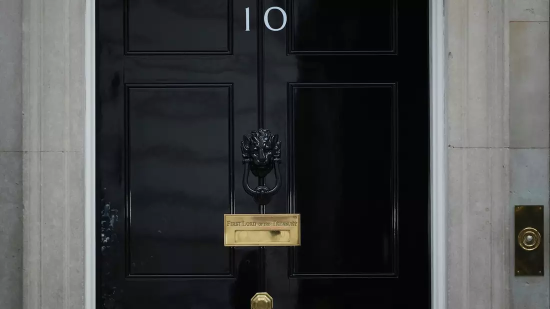 Am Regierungssitz Downing Street 10 ist Bangen angesagt. - Bild: Alastair Grant/AP/dpa