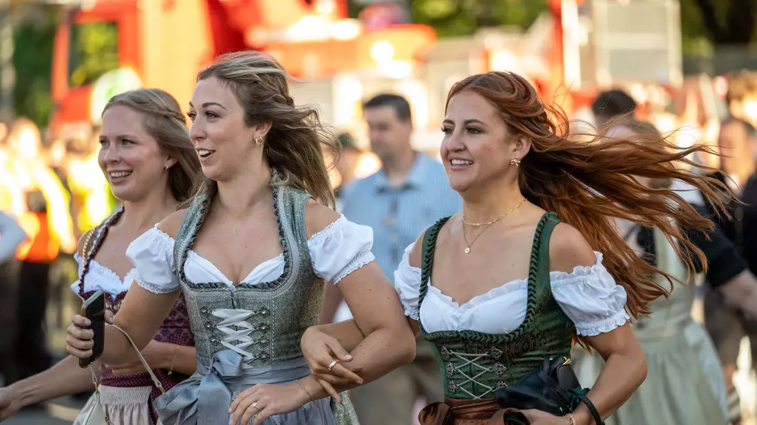 Eintritt fürs Oktoberfest? Laut einer Umfrage haben viele Deutsche damit kein grundsätzliches Problem. (Illustration) - Bild: Leonie Asendorpf/dpa