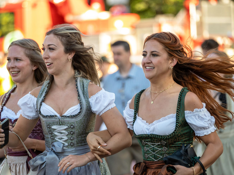 Eintritt fürs Oktoberfest? Laut einer Umfrage haben viele Deutsche damit kein grundsätzliches Problem. (Illustration) - Foto: Leonie Asendorpf/dpa