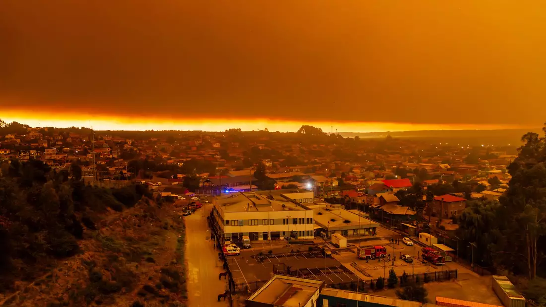 Waldbrände bei Sonnenaufgang in der Nähe von Lirquen in Chile. - Bild: Javier Torres/AP/dpa