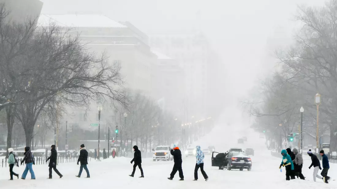 Teile der USA wurden im Januar von Schneestürmen heimgesucht - auf der Südhalbkugel des Planeten sah es jedoch ganz anders aus (Archivbild). - Bild: Julia Demaree Nikhinson/AP/dpa