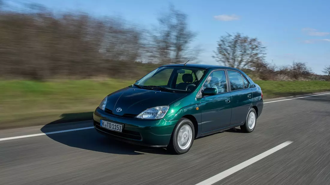 Hässliches Entlein und Elektro-Pionier: Ob man das Design des Toyota Prius nun mag, bleibt Geschmacksache. Seine Vorreiterrolle in Sachen Elektromobilität ist aber unbestritten. (Archivbild) - Bild: Toyota/dpa-tmn