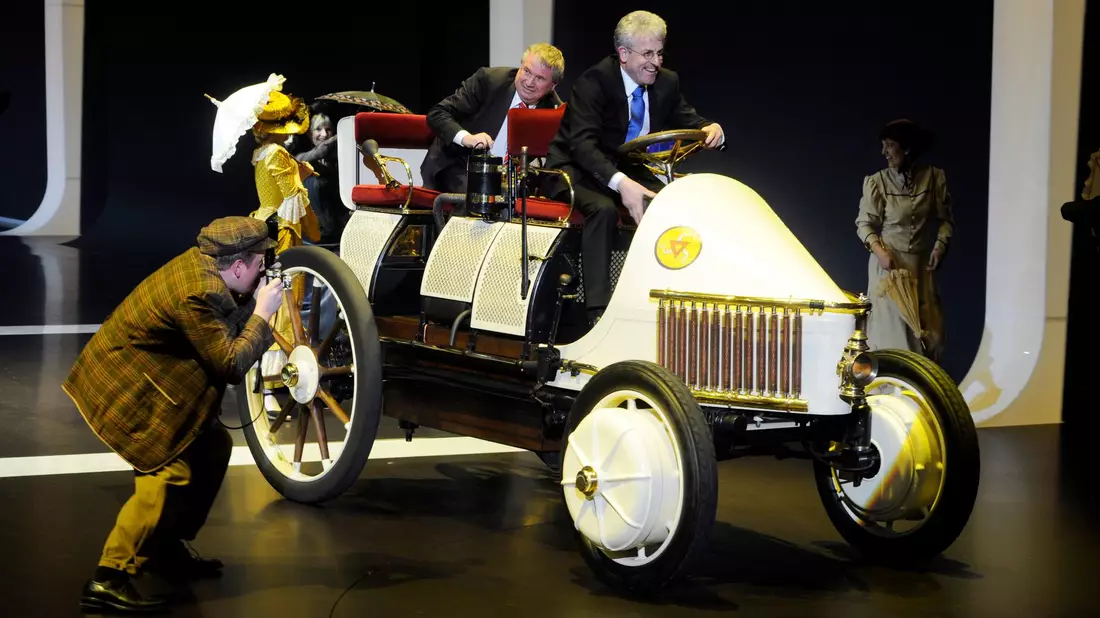 Der Lohner-Porsche Semper Vivus - hier ein Nachbau - kombinierte erstmals Elektro- und Benzinmotoren. (Archivbild) - Bild: picture alliance / dpa