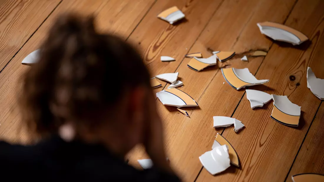 Die Teilnehmer der Umfrage wurden auch zu Gewalt durch Partner oder Ex-Partner befragt. (Symbolbild) - Bild: Fabian Sommer/dpa