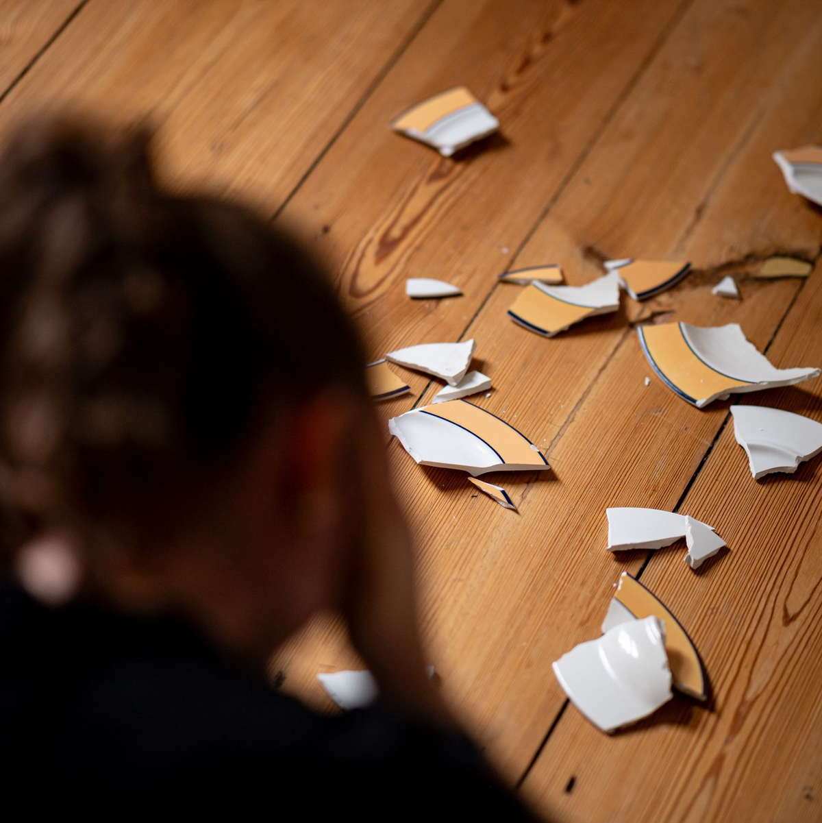 Die Teilnehmer der Umfrage wurden auch zu Gewalt durch Partner oder Ex-Partner befragt. (Symbolbild) - Foto: Fabian Sommer/dpa