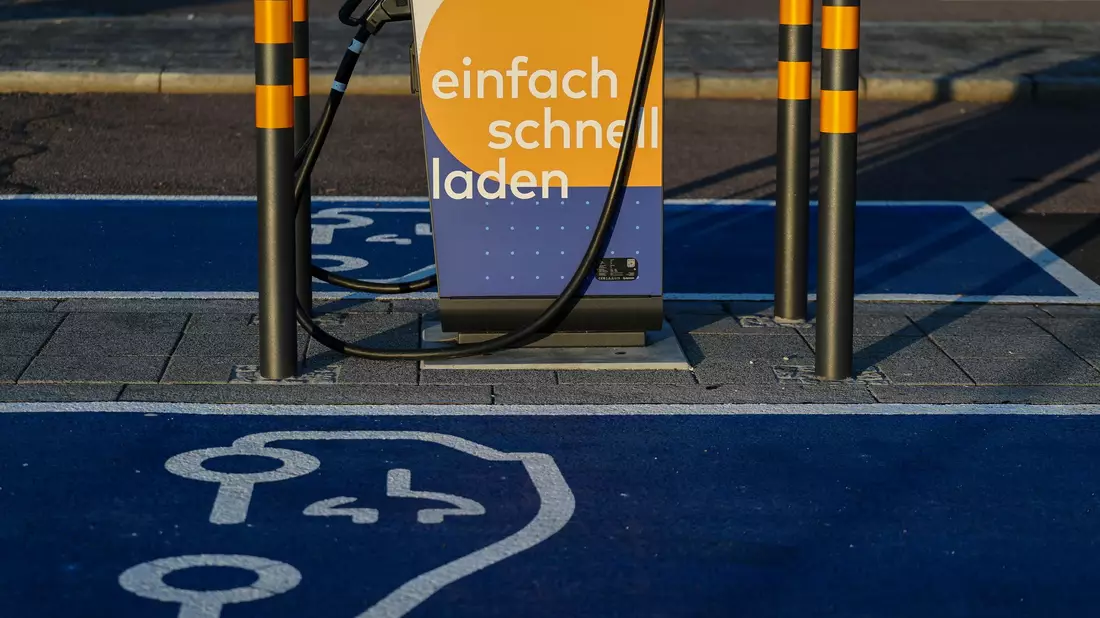Eine Ladesäule am Flughafen Leipzig/Halle. Für Großstädter ohne eigenen Stellplatz ist das Laden eines E-Autos umständlicher und teurer als für Eigenheimbesitzer. (Symbolbild) - Bild: Jan Woitas/dpa