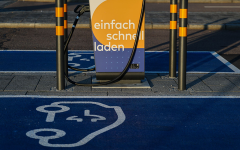 Eine Ladesäule am Flughafen Leipzig/Halle. Für Großstädter ohne eigenen Stellplatz ist das Laden eines E-Autos umständlicher und teurer als für Eigenheimbesitzer. (Symbolbild) - Foto: Jan Woitas/dpa