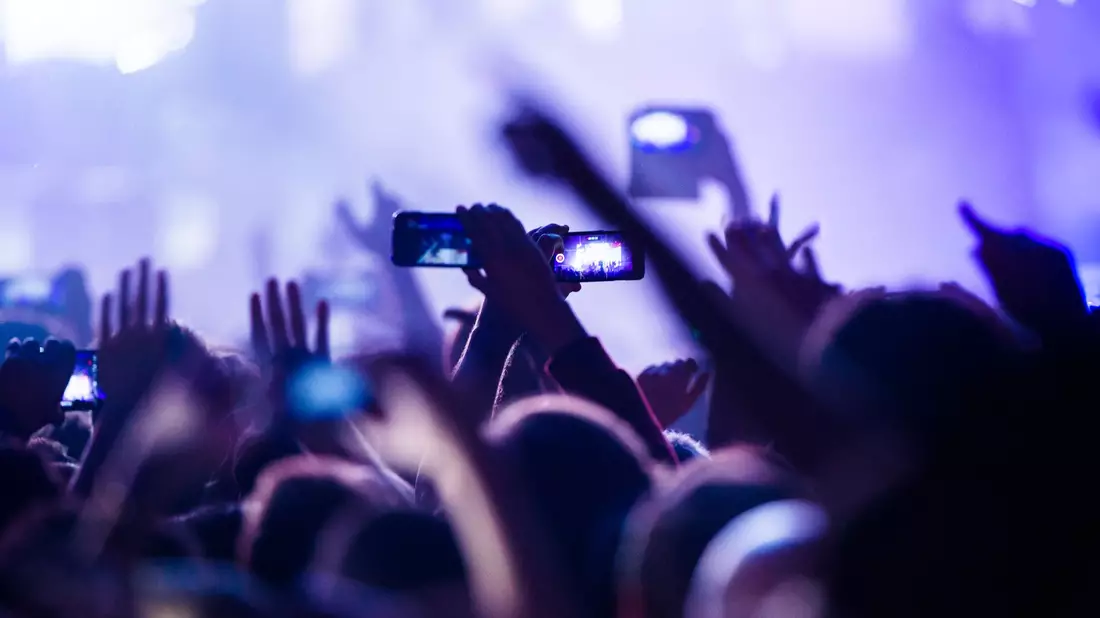 Der Versuch, an Tickets für Riesenkonzerte zu kommen, gleicht für viele Fans inzwischen einem Wettkampf. (Symbolbild) - Bild: Christophe Gateau/dpa