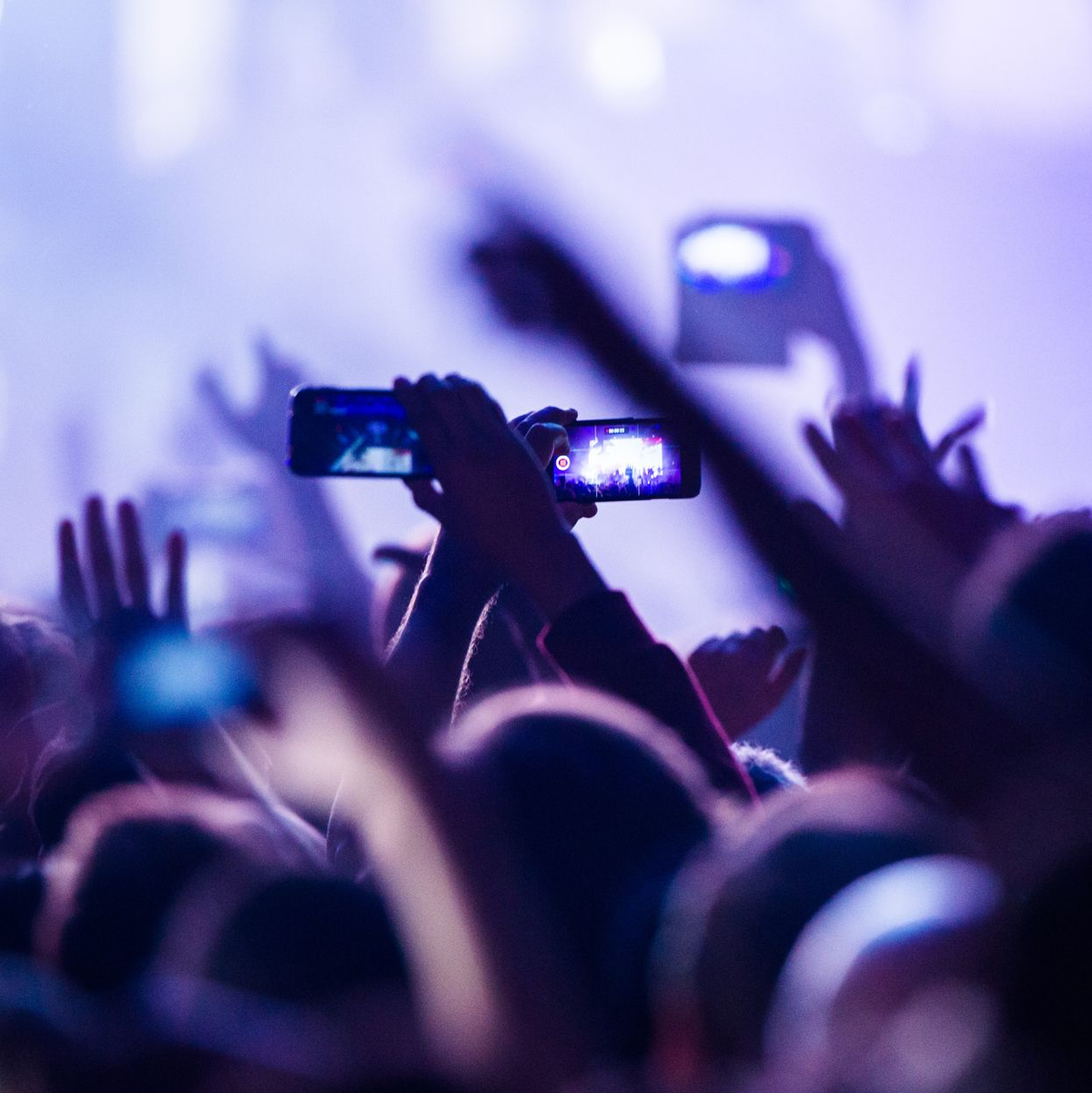 Der Versuch, an Tickets für Riesenkonzerte zu kommen, gleicht für viele Fans inzwischen einem Wettkampf. (Symbolbild) - Foto: Christophe Gateau/dpa