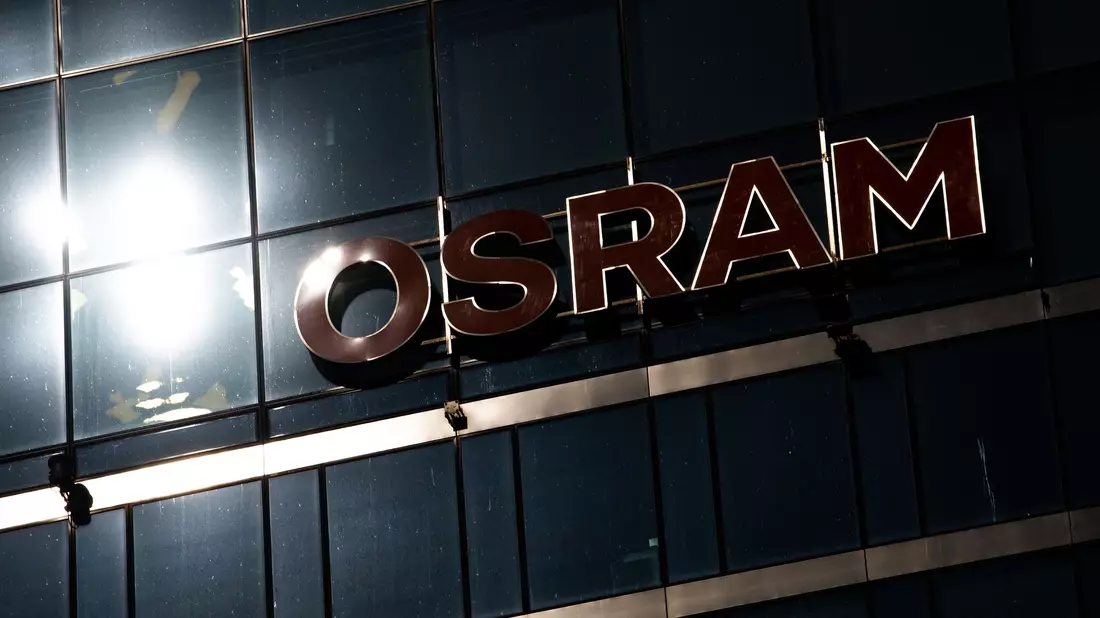Viele Autofahrer kennen ams Osram vor allem wegen der vom Konzern hergestellten Autolampen, die aus dem Osram-Erbe des deutsch-österreichischen Konzerns stammen. (Archivbild) - Bild: Peter Kneffel/dpa