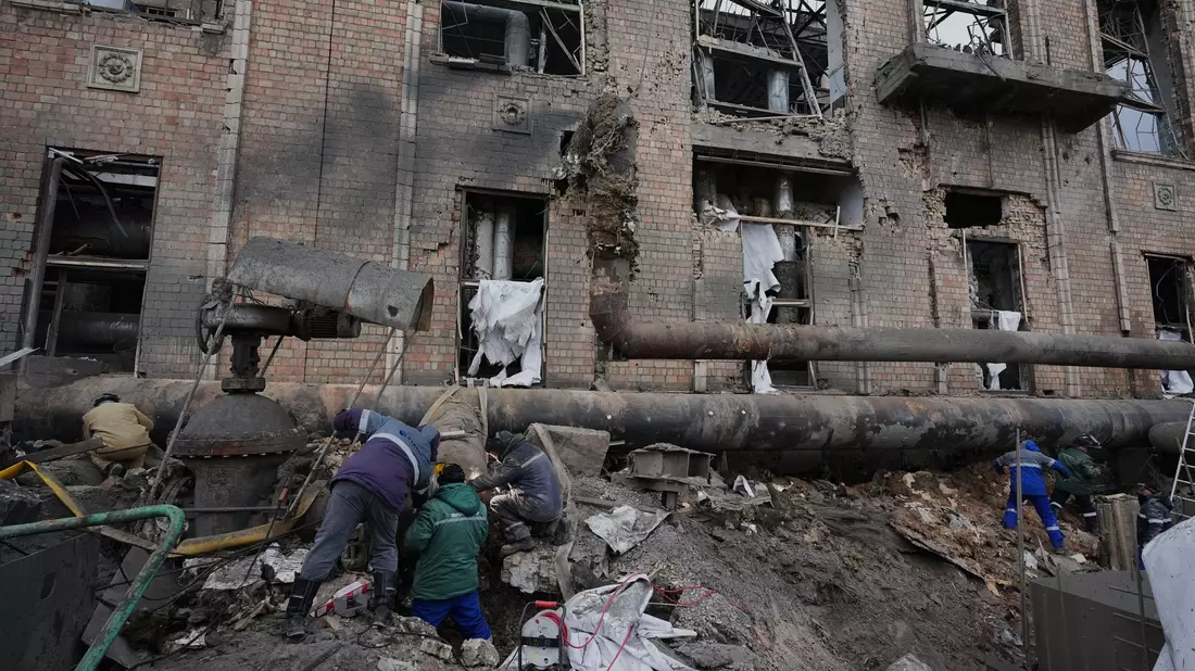 Der russische Angriffskrieg in der Ukraine beschäftigt auch viele Menschen in Deutschland sehr. (Archivbild) - Bild: Sergei Grits/AP/dpa