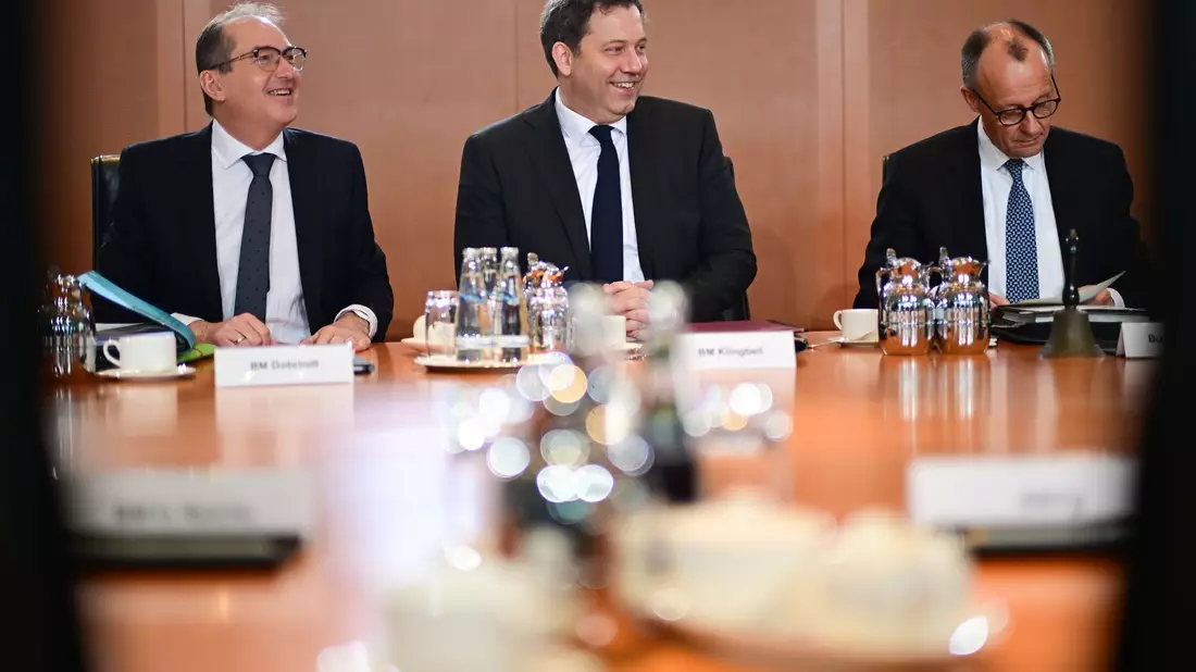 Innenminister Alexander Dobrindt (CSU) trägt in der Bundesregierung unter anderem für Migrationsfragen, innere Sicherheit und Bevölkerungsschutz die Verantwortung. (Archivfoto) - Bild: Sebastian Christoph Gollnow/dpa