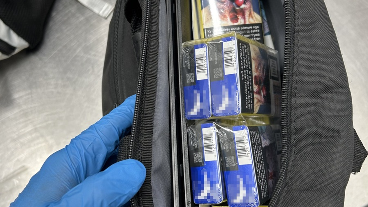 HZA-MS: Handytelefonat zeigt beim Zoll am FMO keine Wirkung / Pristina-Rückkehrer schmuggelte Zigaretten und Trockenfleisch - Foto: presseportal.de