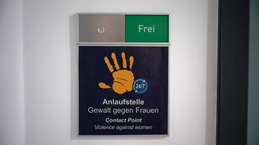 Nur wenige Vergewaltigungen werden zur Anzeige gebracht. Am Kölner Hauptbahnhof und am Berliner Ostbahnhof gibt es bei der Bundespolizei Anlaufstellen für Frauen, die Opfer von Gewalt geworden sind. (Symbolbild)  - Bild: Henning Kaiser/dpa