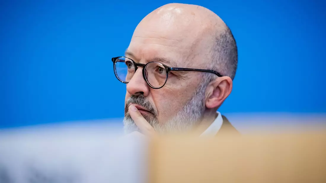 Ifo-Experte Timo Wollmershäuser sieht den konjunkturellen Tiefpunkt durchschritten. (Archivbild) - Bild: Christoph Soeder/dpa