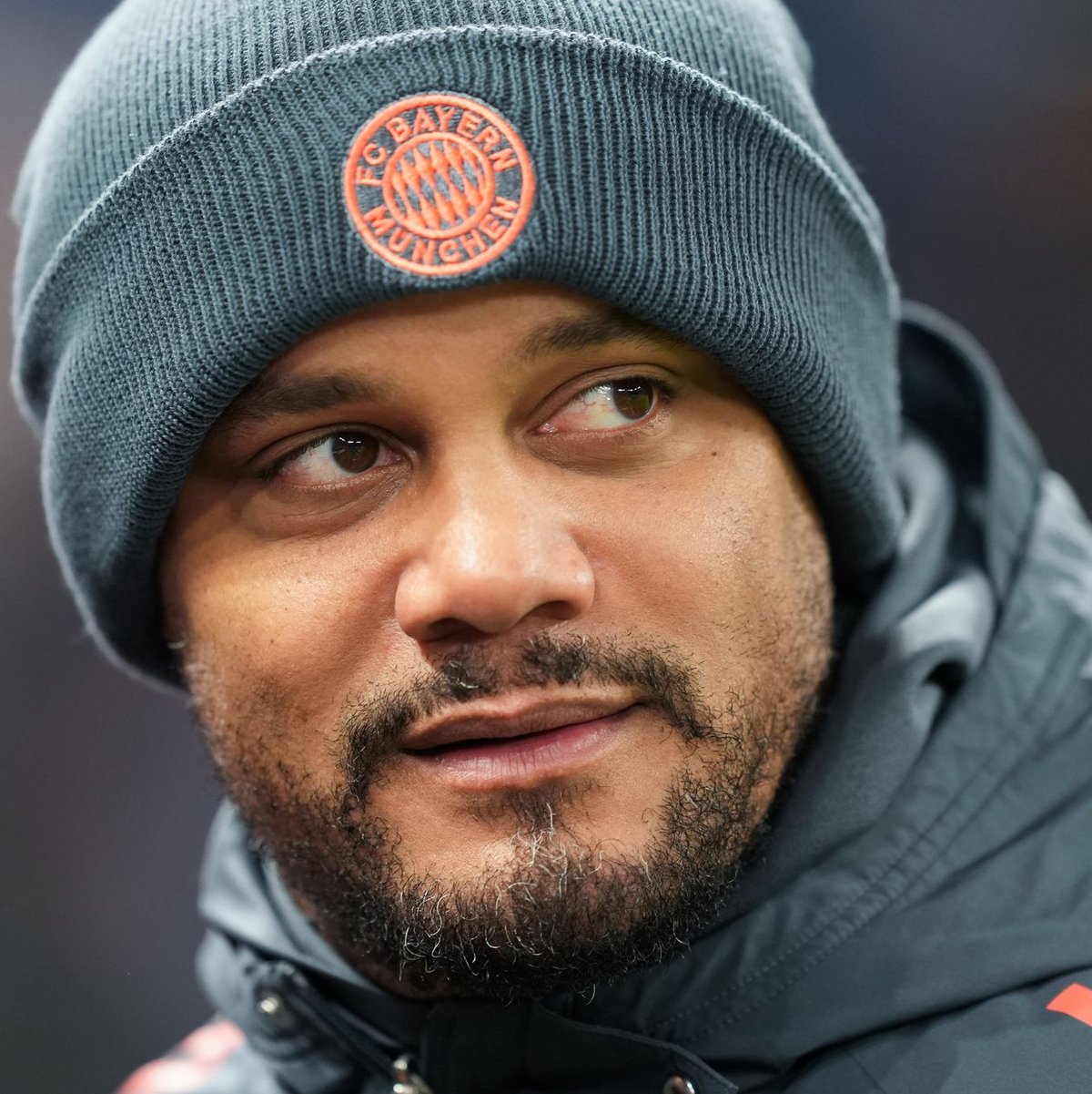 Bayern-Trainer Vincent Kompany freut sich auf das Pokalspiel. (Archivbild) - Foto: Marcus Brandt/dpa