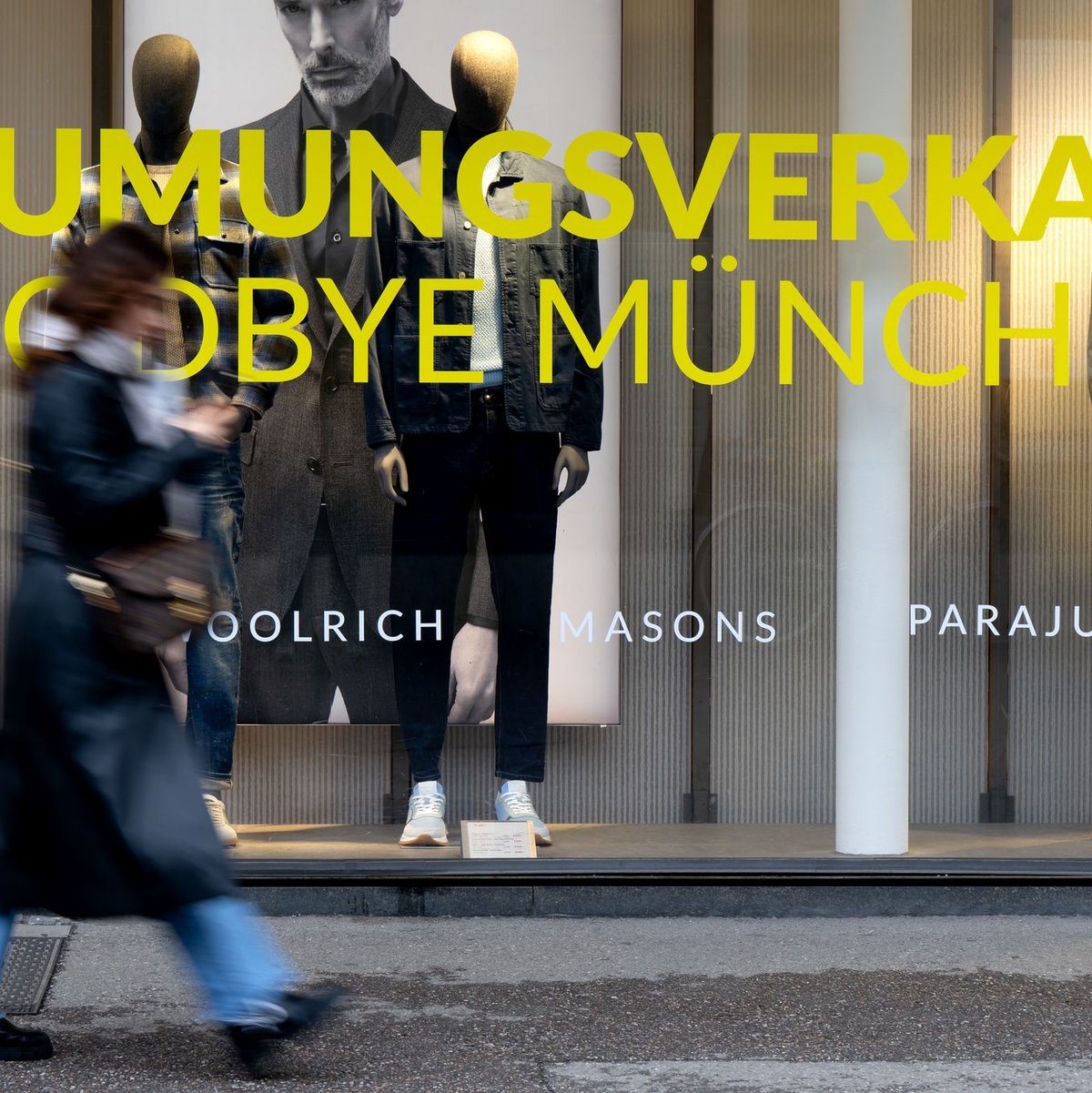 Ob Räumungsverkauf oder Rabattaktionen: Viele Händler umwerben die Kunden mit reduzierten Preisen. - Foto: Sven Hoppe/dpa