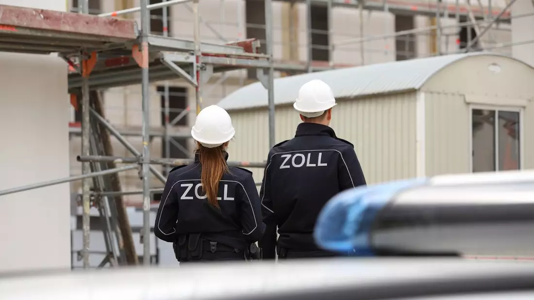 HZA-UL: Zoll-Ermittlungen/Arbeitnehmer nicht zur Sozialversicherung gemeldet/ Mutmaßlicher Schaden: 2,8 Mio. Euro - Bild: presseportal.de