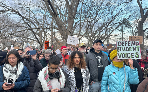 Videoaufnahmen der Festnahme von Rümeysa Öztürk lösten landesweit Empörung aus. (Archivbild) - Foto: Michael Casey/AP/dpa