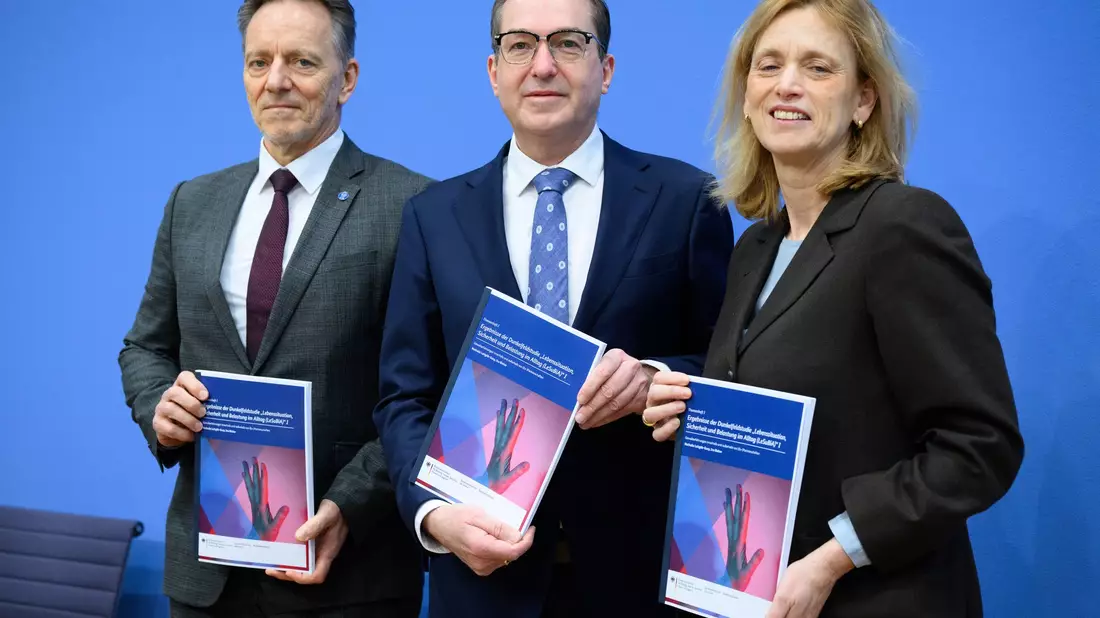 In einem Punkt waren sich Bundesinnenminister Alexander Dobrindt (CSU), Bundesfamilienministerin Karin Prien (CDU) und BKA-Präsident Holger Münch einig: Die Anzeigequote bei Gewalt durch Partner ist zu niedrig.  - Bild: Bernd von Jutrczenka/dpa