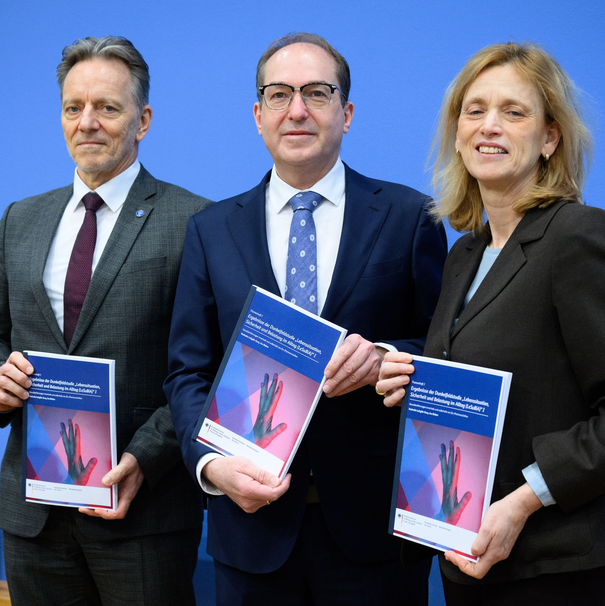 In einem Punkt waren sich Bundesinnenminister Alexander Dobrindt (CSU), Bundesfamilienministerin Karin Prien (CDU) und BKA-Präsident Holger Münch einig: Die Anzeigequote bei Gewalt durch Partner ist zu niedrig.  - Foto: Bernd von Jutrczenka/dpa