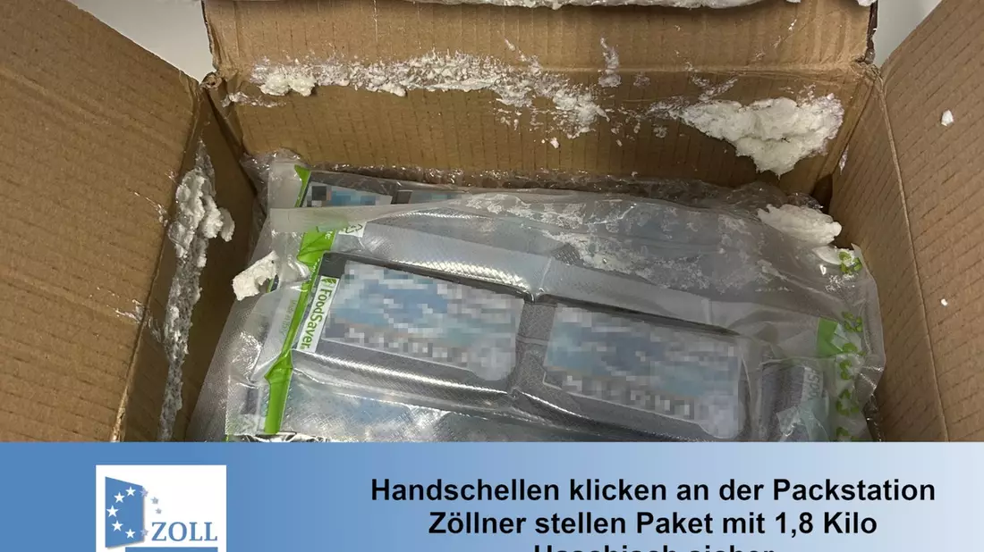 ZOLL-S: Handschellen klicken an der Packstation, Zöllner stellen Paket mit 1,8 Kilo Haschisch sicher - Bild: presseportal.de