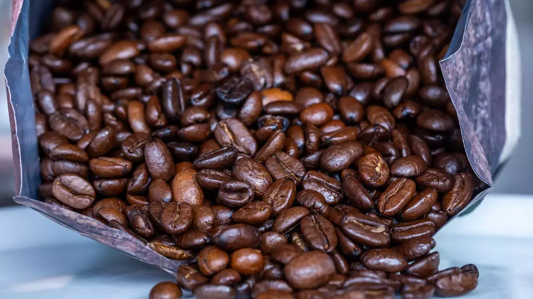 Umfragen zufolge trinken 68 Prozent der Menschen in Deutschland täglich Kaffee, 15 Prozent mehrmals wöchentlich.  - Bild: Jens Büttner/dpa