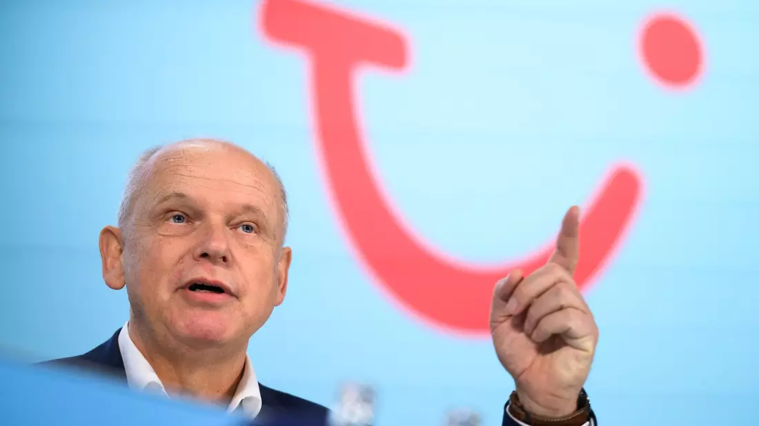 Im Budget-Segment sei Tui deutlich unterrepräsentiert, sagt Konzernchef Ebel. - Bild: Julian Stratenschulte/dpa