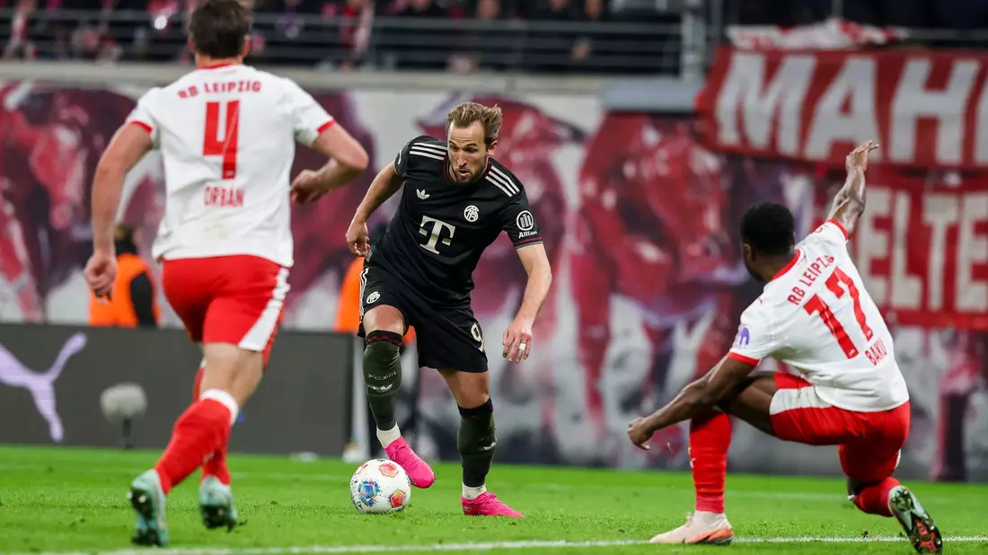 Kann Leipzigs Defensive um Willi Orban (l) und Ridle Baku (r) diesmal Bayerns Torexpress um Harry Kane (M) stoppen? (Archivbild) - Bild: Jan Woitas/dpa