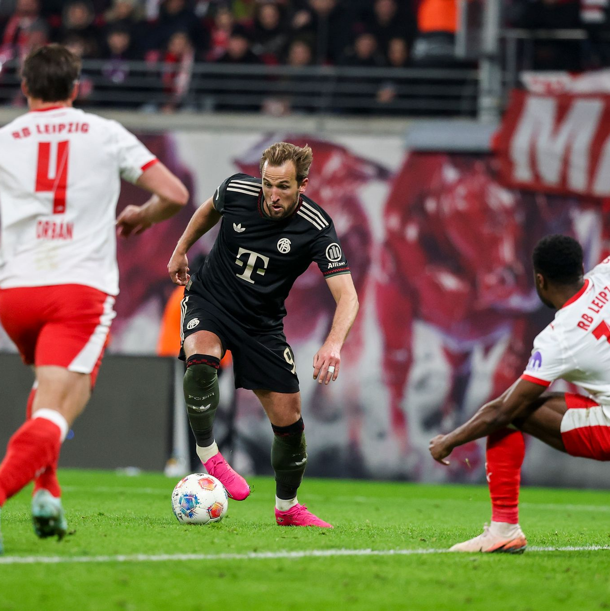 Kann Leipzigs Defensive um Willi Orban (l) und Ridle Baku (r) diesmal Bayerns Torexpress um Harry Kane (M) stoppen? (Archivbild) - Foto: Jan Woitas/dpa