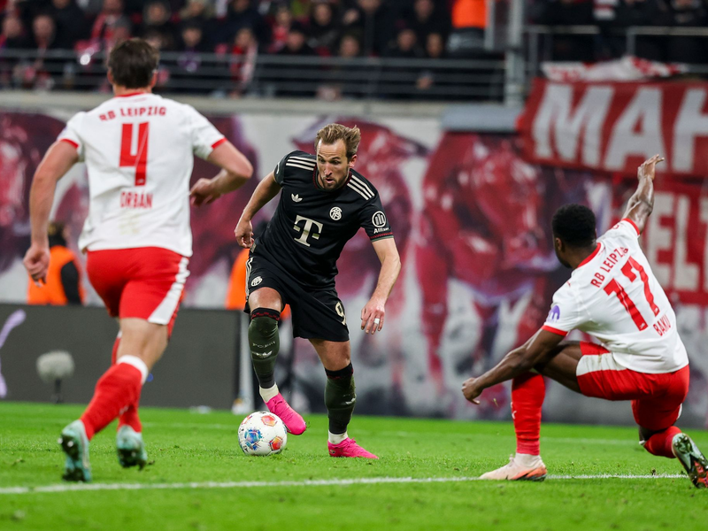 Kann Leipzigs Defensive um Willi Orban (l) und Ridle Baku (r) diesmal Bayerns Torexpress um Harry Kane (M) stoppen? (Archivbild) - Foto: Jan Woitas/dpa