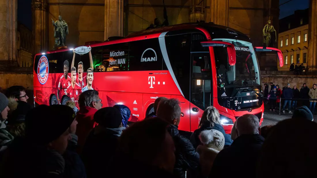 Streik in München: Auch der Mannschaftsbus des FC Bayern muss früher losfahren zum Stadion. (Archivbild) - Bild: Matthias Balk/dpa