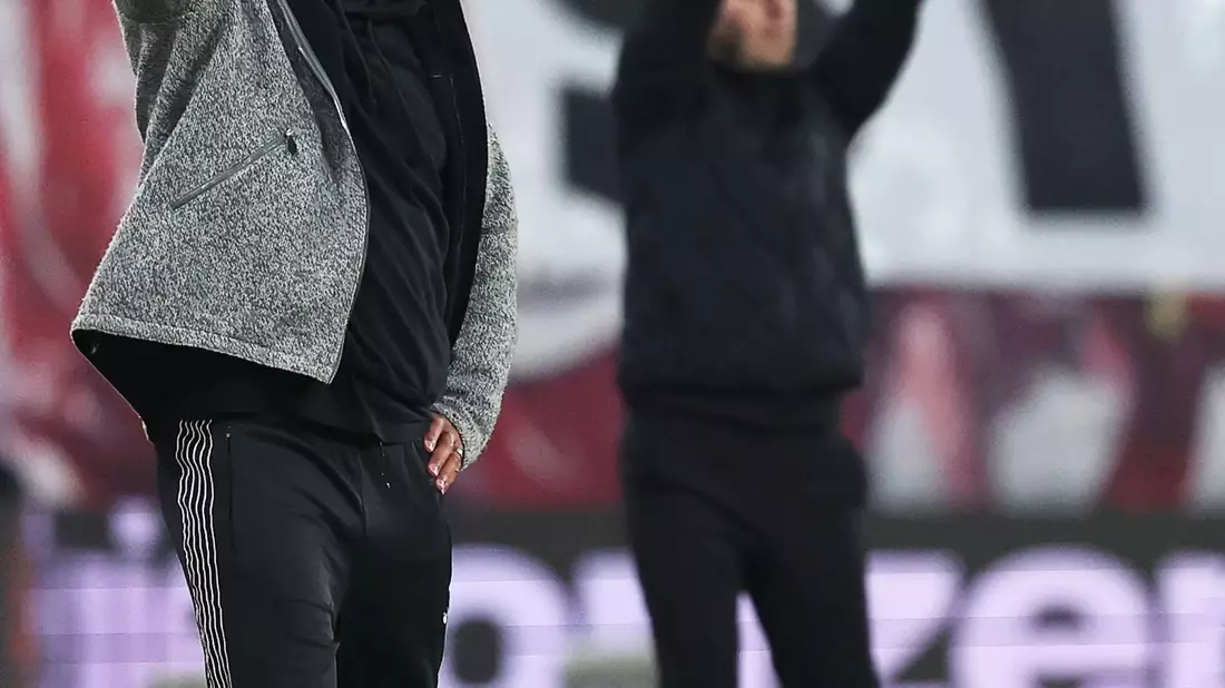 Schon zum dritten Mal in dieser Saison treffen die Trainer Vincent Kompany (l) und Ole Werner am Spielfeldrand aufeinander. (Archivbild) - Bild: Jan Woitas/dpa
