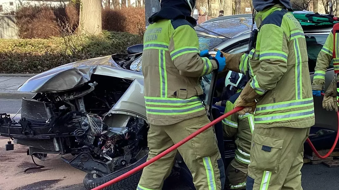 FW Dresden: Verkehrsunfall - Feuerwehr befreit eingeklemmten Fahrer - Bild: presseportal.de