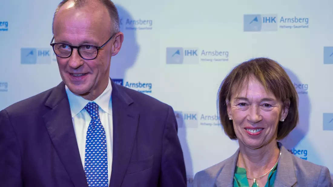 Bundeskanzler Friedrich Merz (CDU) und seine Frau Charlotte (Archivfoto) - Bild: Christoph Reichwein/dpa