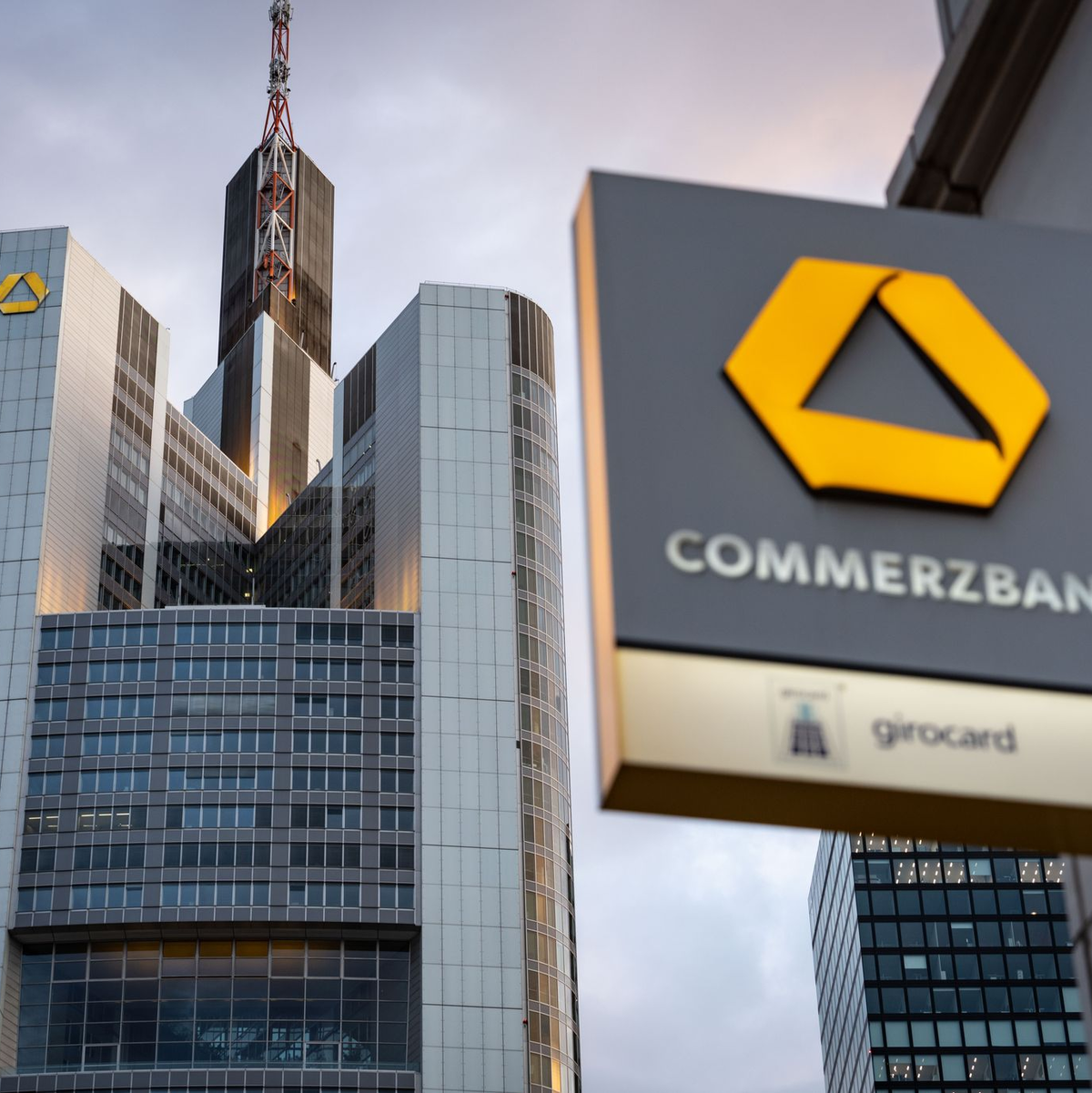 Vom Milliardengewinn der Commerzbank 2025 sollen die Aktionärinnen und Aktionäre des Dax-Konzerns profitieren - zu einem großen Teil also auch die Unicredit. (Archivbild) - Foto: Frank Rumpenhorst/dpa