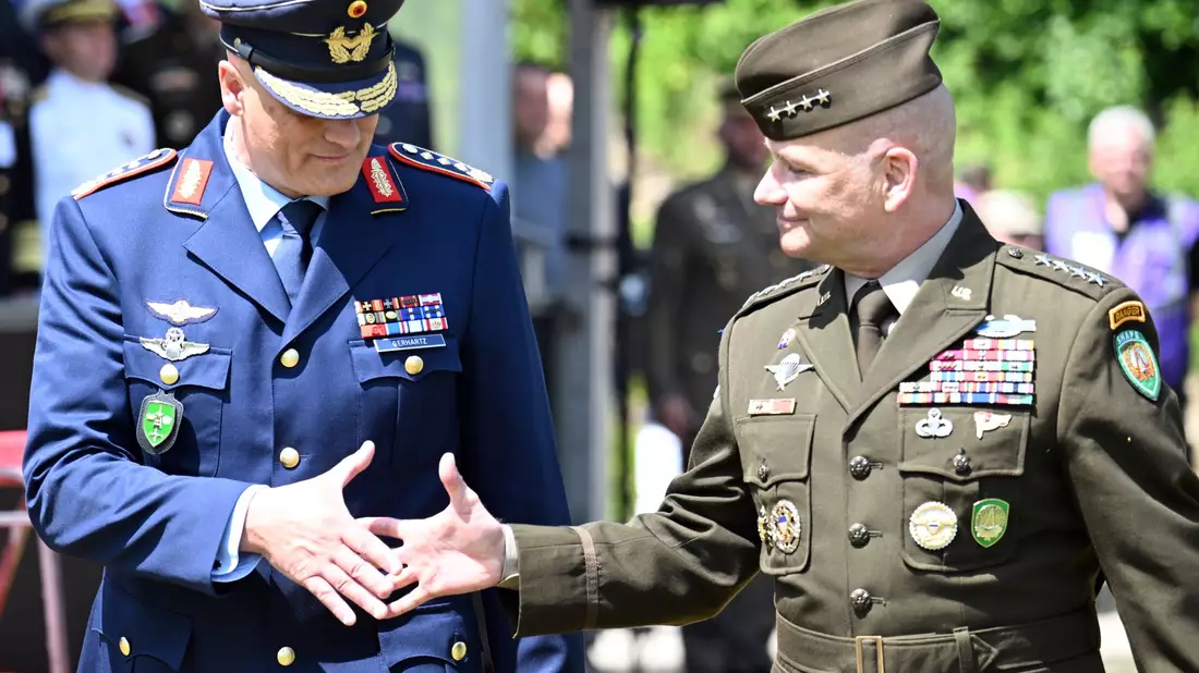 Eine Ebene unter Oberbefehlshaber General Christopher G. Cavoli (r) wird es demnächst einige Änderungen in der Nato-Kommandostruktur geben. Das Kommando über das Joint Force Command Brunssum werden sich dann Deutschland und Polen im Rotationsprinzip teilen. Derzeit wird es von dem deutschen General Ingo Gerhartz geführt (l). (Archivbild) - Bild: Federico Gambarini/dpa