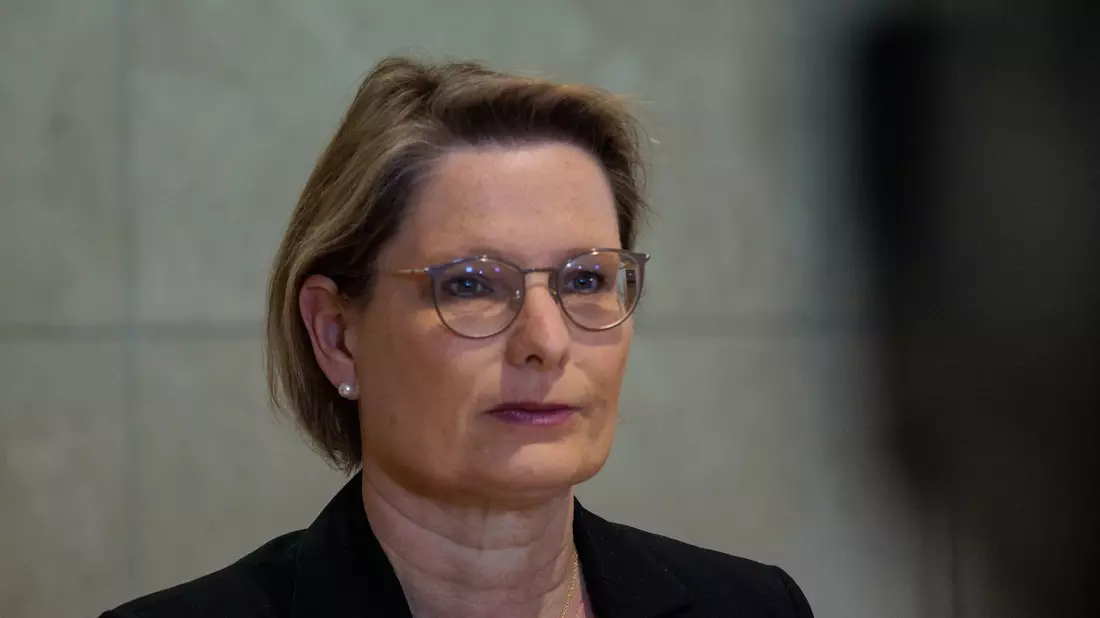 Justizministerin Hubig trifft mit Plänen zum Mietrecht in der Immobilienbranche auf Kritik. (Archivbild) - Bild: Carsten Koall/dpa